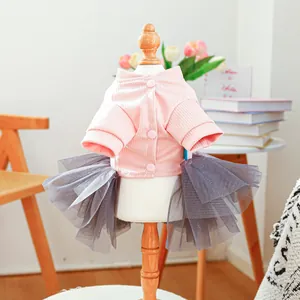 Vista dettagliata del grazioso vestito per cani rosa con gonna in tulle grigio e maglia morbida.