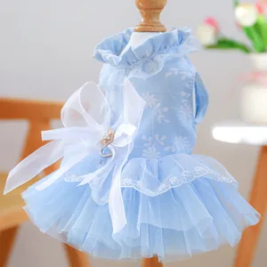 Détail d'une robe bleu clair pour animal avec broderie florale et nœud en satin blanc sur mannequin