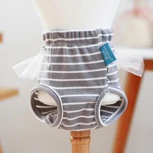 Dettaglio dei pantaloni fisiologici a righe per cani con volant in rete e vita elastica