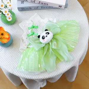 Süßes Hunde Tüllkleid aus Mesh mit Panda Plüsch Dekor und grüner Schleife für Welpen.