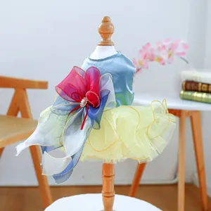 Vue détaillée d'une robe de princesse pour chien avec jupe en tulle jaune et nœud perlé