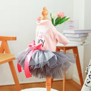 Vista dettagliata del grazioso vestito tutu rosa e grigio per piccoli animali domestici.