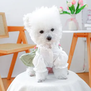 Détail de robe pour petit chien avec texture gaufrée et jupe à volants style cerise