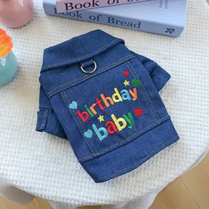 Gilet in denim blu per animali con ricamo Birthday Baby e attacco per guinzaglio a D