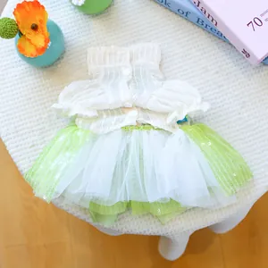 Detailansicht von süßem Haustier Tütü Kleid, weiße Oberseite mit grünem Tüll.