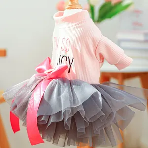 Grazioso abito tutu in tulle per cani con top in maglia rosa e fiocco per piccoli cuccioli.