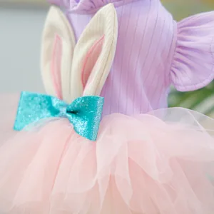 Détail de robe pour animal rose et violet avec oreilles de lapin et jupe en tulle
