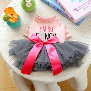 Bellissimo abito tutu per cuccioli di animale domestico con tulle, top rosa e grande fiocco.