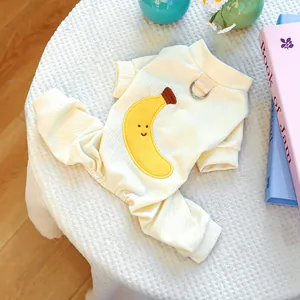 Détail de la combinaison tricotée jaune clair pour chien avec broderie banane mignonne