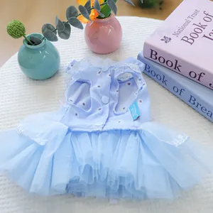 Détail de robe bleu clair pour chien avec motif marguerite et jupe tutu en tulle