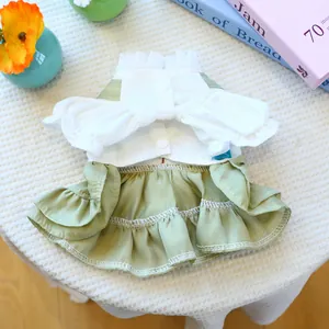 Détail d'une robe d'été pour chien avec manches bouffantes et jupe verte à volants