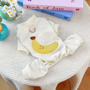 Détail d'une combinaison pour chien avec broderie banane et anneau en D