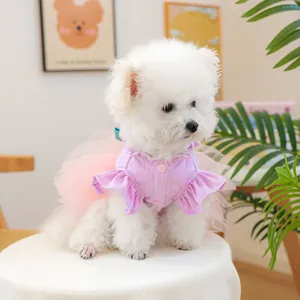 Détail de robe mignonne pour chien avec haut violet côtelé et jupe en tulle rose