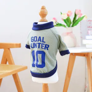 Dettaglio della maglietta sportiva per cani con stampa Goal Hunter 10 su cotone verde