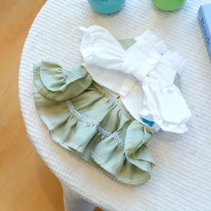 Détail rapproché des volants étagés et du tissu en maille d'une robe pour chien