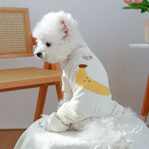 Détail du pyjama pour chien avec motif banane, tissu en coton côtelé et anneau en métal