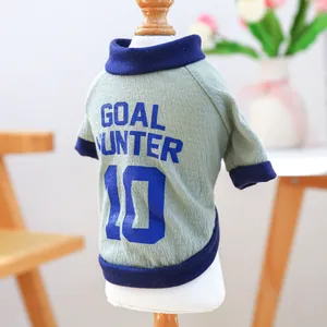 Dettaglio del gilet sportivo per cani verde salvia con stampa Goal Hunter 10 e bordi blu