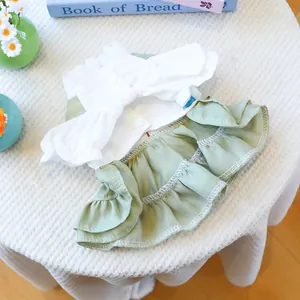 Ensemble robe d'été pour chien avec haut blanc à volants et jupe verte à plusieurs niveaux