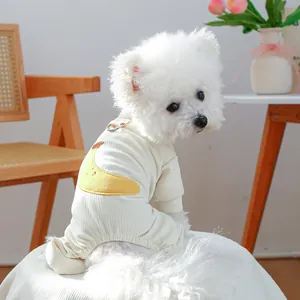 Détail du pyjama côtelé pour chien avec broderie banane et anneau en D métallique
