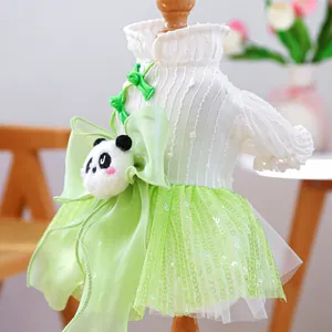 Süßes Hunde-Kleid, flauschiger grüner Tüllrock, elegante Knöpfe und verspielte Panda Schleife.