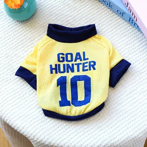 Dettaglio della maglia da calcio gialla per cani con tessuto traspirante e stampa Goal Hunter