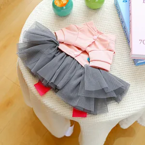 Dettaglio vestito in tulle per animali con top a costine rosa e gonna in mesh grigio.