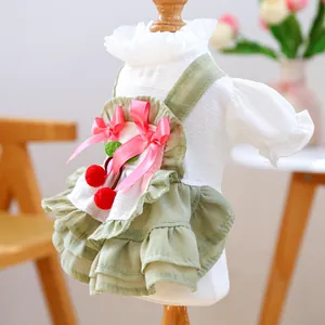 Robe d'été pour chien motif cerise avec manches bouffantes et jupe verte à volants