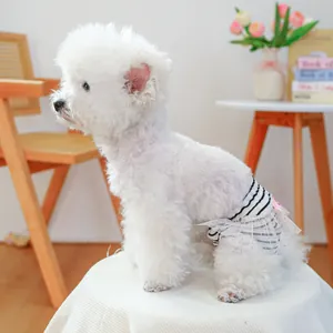 Dettaglio di vestito per cani a righe bianche e nere con fiocco rosa e gonna in tulle