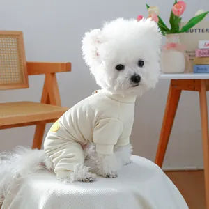 Gros plan d'une grenouillère pour chien en tricot rayé crème avec poignets côtelés
