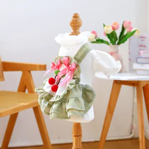 Détail de la robe pour chien en tissu gaufré blanc avec volants verts et cerises