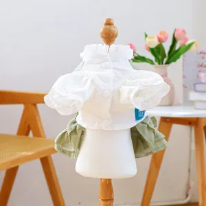 Détail du tissu gaufré et du col à volants sur la petite robe pour chien à boutons blancs