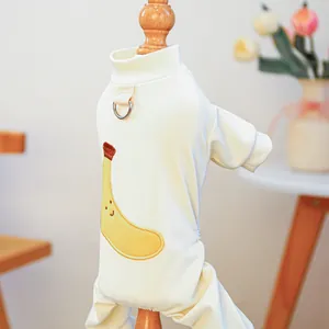 Détail d'une grenouillère crème pour chien avec broderie banane et anneau en D en métal