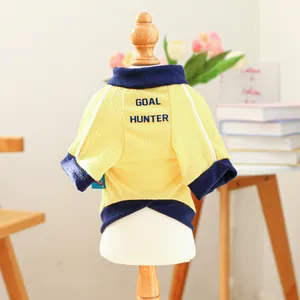 Dettaglio della canotta gialla per animali con stampa GOAL HUNTER e trama traspirante