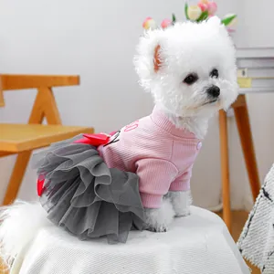 Delizioso abito chic per cani con top a coste rosa, gonna in tulle grigio e fiocco rosso.