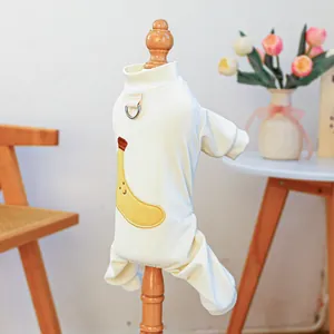 Détail de pyjama pour chien côtelé avec broderie banane et anneau en D en métal