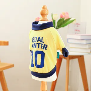 Dettaglio del gilet sportivo giallo per cani con stampa Goal Hunter 10 e etichetta