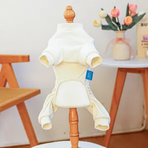 Vue détaillée d'une combinaison côtelée pour chien sur un mannequin en bois, décor maison
