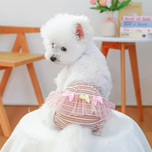 Vestito per cani a righe con tulle e paillettes per piccoli animali su un Bichon