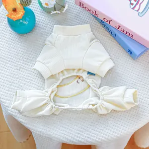 Détail du vêtement pour chien en maille côtelée crème avec broderie jaune et poignets