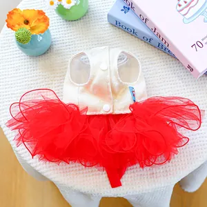 Detailansicht des roten Tutu-Netzrocks für Hunde, Winter Welpen Pailletten Hochzeitskleid.