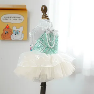 Grazioso abito tutu per cani verde menta e bianco con perle e pizzo per feste e vita.