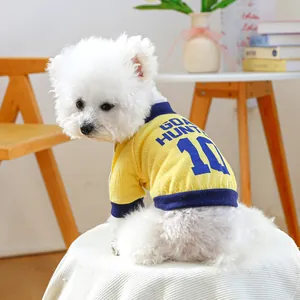 Dettaglio del gilet sportivo giallo per animali con stampa Goal Hunter su cane piccolo