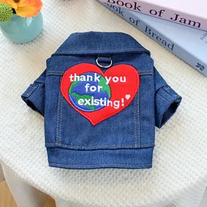 Detailansicht der Hunde-Jeansjacke mit Erd-Herz-Stickerei und Metall-D-Ring für die Leine