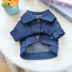 Detail der dunkelblauen Hunde-Jeansjacke mit Bronzeknöpfen und Denim-Struktur