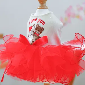 Süßes besticktes Amor-Bär Detail am weißen Pailletten Hunde-Kleid mit rotem Tüllrock.