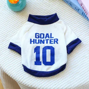 Dettaglio della maglietta per animali a righe bianche e blu con stampa Goal Hunter 10