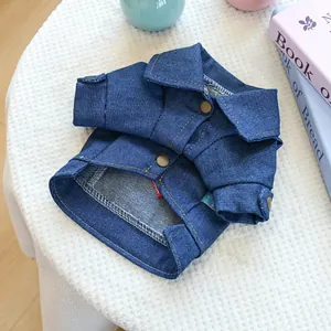 Detailaufnahme der dunkelblauen Haustier-Jeansjacke mit Metallknöpfen und Nähten