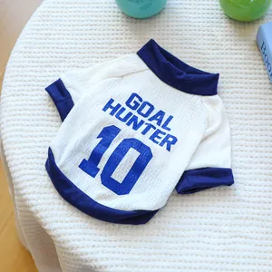 Dettaglio del gilet sportivo per cani con stampa Goal Hunter 10 e tessuto traspirante