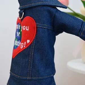 Detailansicht der blauen Denim-Haustierweste mit rotem Herzaufnäher und Metall-D-Ring