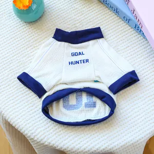 Dettaglio della maglia per cani a nido d'ape con stampa Goal Hunter e bordi blu